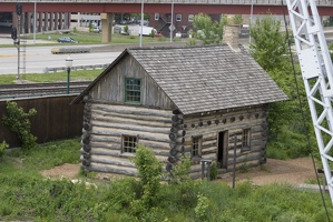 314-1209 Dubuque IA - Mississippi River Museum - Fentress Log Cabin